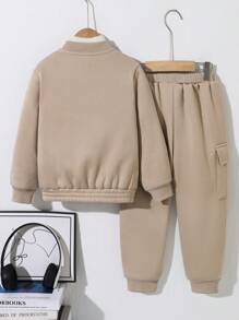 SHEIN 2 件装年轻男孩休闲运动条纹口袋长袖棒球领拉链夹克和纯色抽绳裤针织 2 件装，适合学校、花园、海滩、生日、春季、夏季、秋季、冬季 - 卡其色 - 查看 2