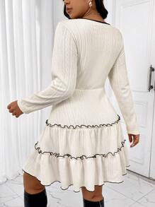 SHEIN Frenchy Sukienka krótka, swobodna, z falbankami, z okrągłym dekoltem i długim rękawem w dużym rozmiarze i blokiem kolorów