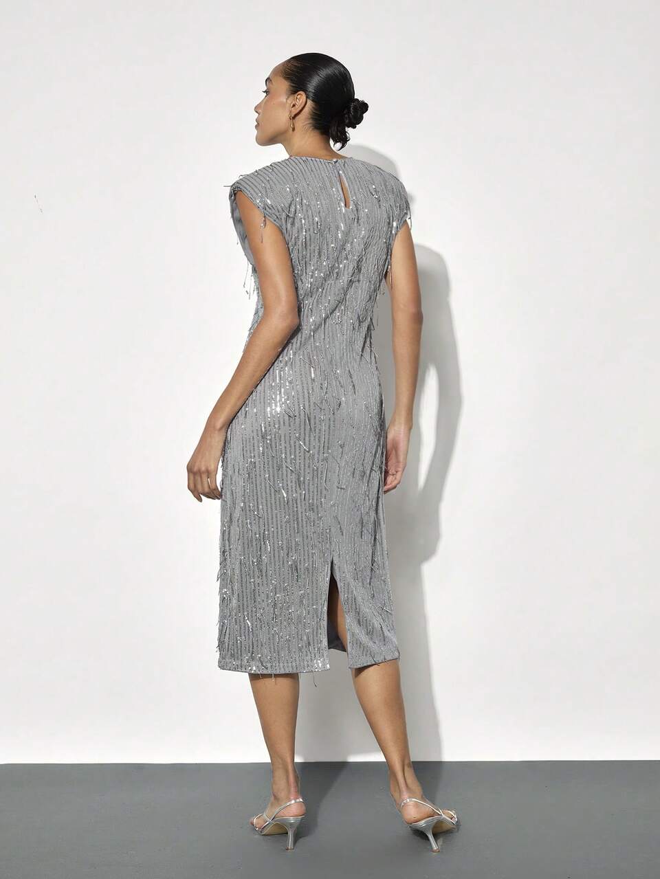 SHEIN Maija Modernes urbanes silbernes Paillettenkleid mit Schulterpolstern, knielang für Damen, geeignet für Valentinstags-Treffen, Frühlings- und Sommerfeste