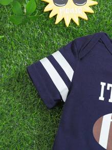 SHEIN Set de 2 piezas para bebé niño con body azul marino casual deportivo con estampado de fútbol y pantalón elástico marrón con estampado de fútbol, cómodo y transpirable, adecuado para fiestas de cumpleaños, vacaciones, deportes al aire libre, primavera/verano