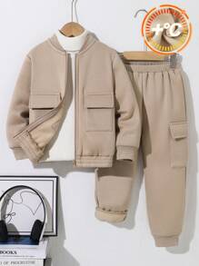 SHEIN 2 件装年轻男孩休闲运动条纹口袋长袖棒球领拉链夹克和纯色抽绳裤针织 2 件装，适合学校、花园、海滩、生日、春季、夏季、秋季、冬季 - 卡其色 - 查看 1