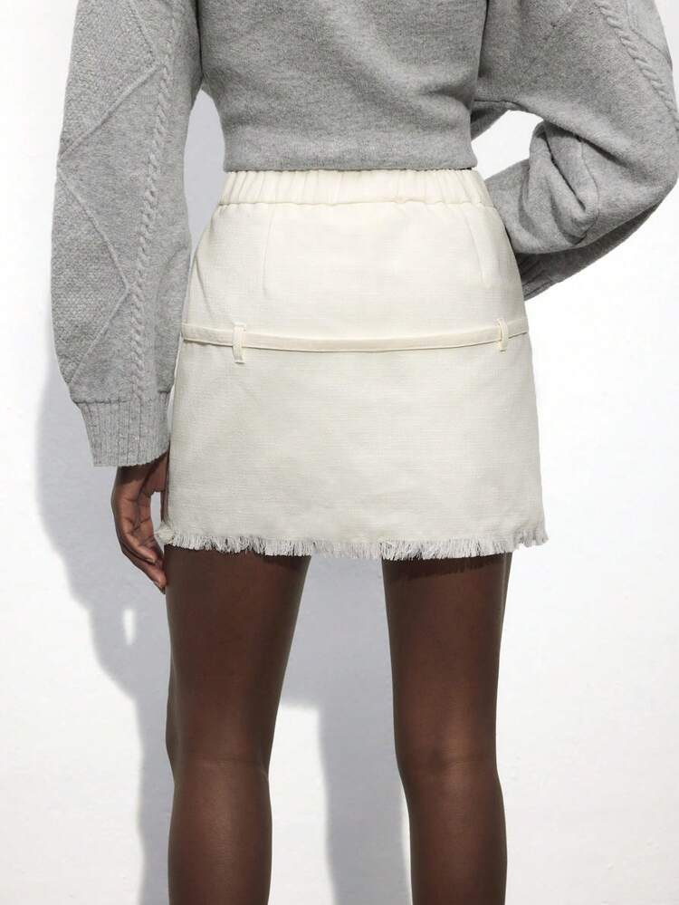 SHEIN Maija 여성용 가을/겨울 화이트 엘라스틱 허리 미니스커트, 앞지퍼 여밈, 금속 벨트 버클 장식, 프레이드 헴