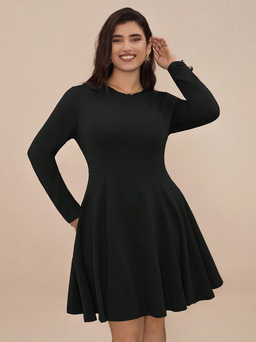SHEIN VCAY Vestido negro de manga larga con cuello redondo, silueta evasé y bajo con vuelo, talla grande - Negro - Ver 1
