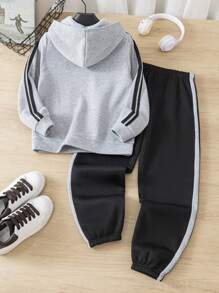 SHEIN Leap Crew 青少年男孩织带图案灰色连帽衫黑色慢跑裤两件套适合上下班通勤、日常休闲、学院旅行、适合运动、适合秋冬季儿童服装运动衫圣诞礼物衬衫万圣节礼物男孩外套红色开衫棕色开衫工装裤短裤 - 灰色 - 查看 2