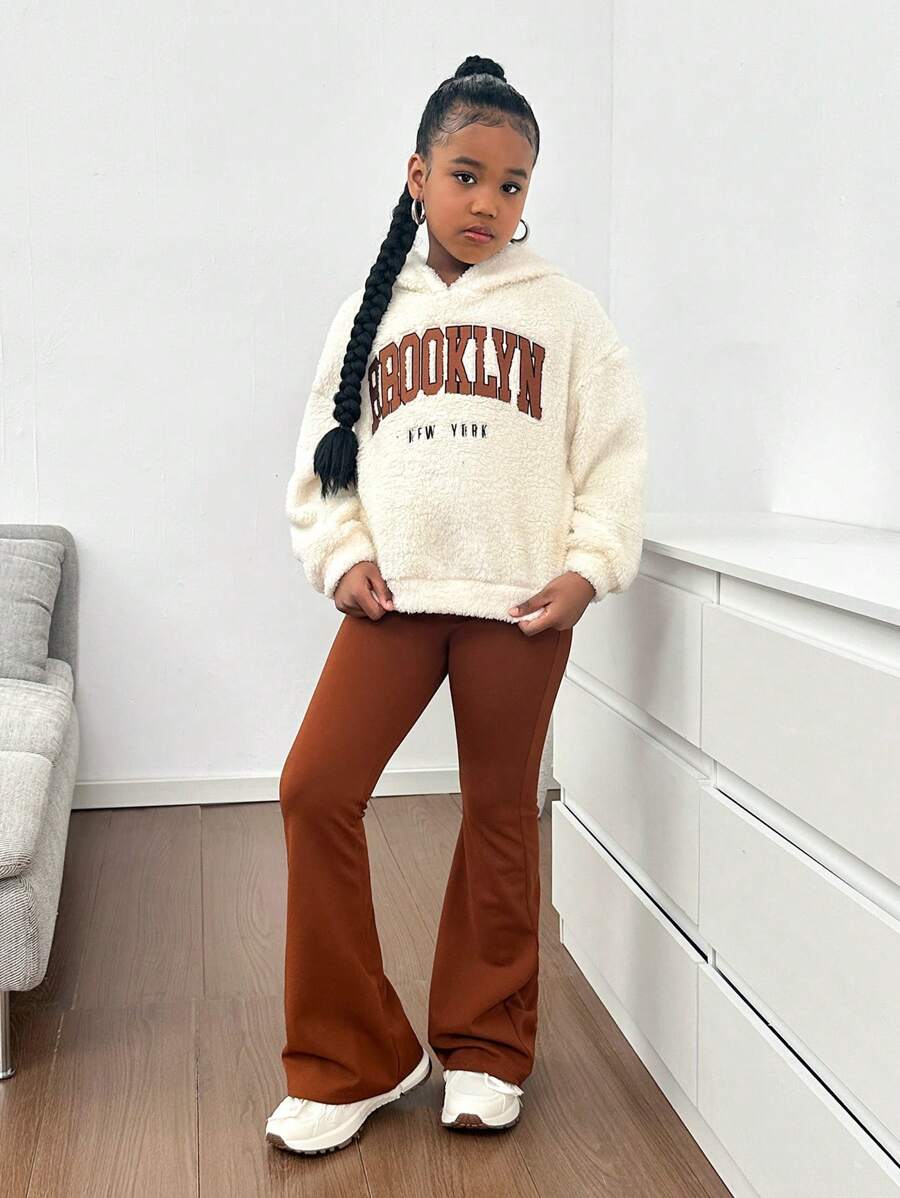 SHEIN 2 件套 Tween 女童羊毛字母刺绣连帽衫和喇叭裤，休闲运动装，学院风 - 卡其色 - 查看 1
