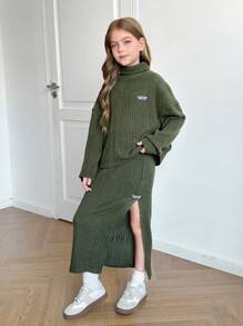 SHEIN Bộ 2 món cho bé gái tuổi mới lớn, thường ngày, màu xanh lá cây, tay cánh dơi, dệt kim, cổ lọ, áo thun dài tay có miếng vá, vai trễ, cổ lọ, chân váy xẻ tà, ấm áp cho mùa thu/đông, thích hợp mặc hàng ngày, mặc trong những dịp thường ngày - xanh quân đội - Xem 6