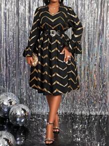 SHEIN Lady Plus Size Vrouwen V-hals Metallic Golvende Gestreepte Flare Mouw Elegante Mid-Lengte Jurk, Herfst/Winter