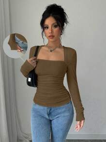 Chiquease Áo thun nữ dài tay cổ chữ U màu trắng có xẻ tà và eo xếp ly - Cà phê nâu - Xem 1