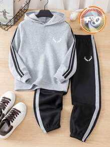 SHEIN Leap Crew 青少年男孩织带图案灰色连帽衫黑色慢跑裤两件套适合上下班通勤、日常休闲、学院旅行、适合运动、适合秋冬季儿童服装运动衫圣诞礼物衬衫万圣节礼物男孩外套红色开衫棕色开衫工装裤短裤 - 灰色 - 查看 1