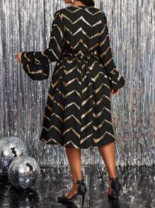 SHEIN Lady Plus Size Vrouwen V-hals Metallic Golvende Gestreepte Flare Mouw Elegante Mid-Lengte Jurk, Herfst/Winter