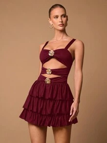 SHEIN BAE 秋冬纯黑色优雅系带花朵金属装饰肩带分层荷叶边下摆连衣裙，适合鸡尾酒会、浪漫约会、秋冬季分层穿着、派对、俱乐部、万圣节、圣诞节