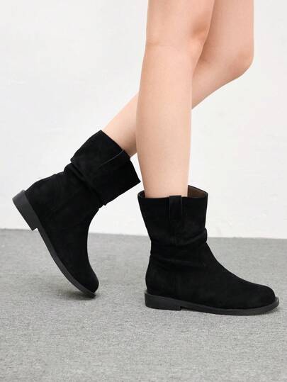 Stivaletti alla caviglia neri in finta pelle scamosciata con comoda suola platform, stile slip-on per donna