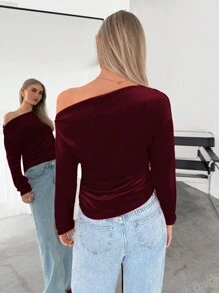 SHEIN Essnce 女式圣诞上衣天鹅绒不对称肩长袖褶饰优雅T恤2024新款秋冬新款时尚 - 酒紅色 - 查看 2