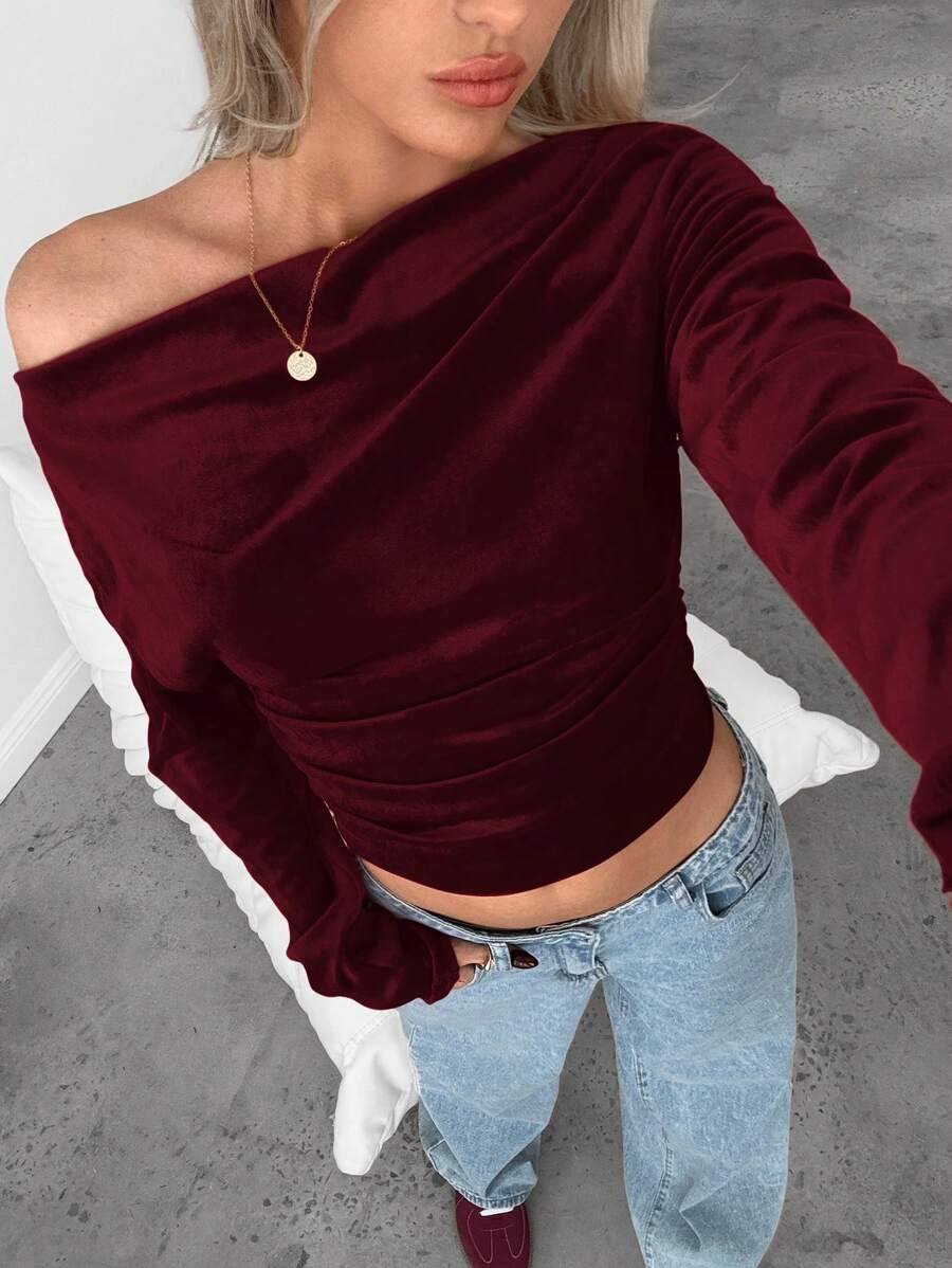 SHEIN Essnce 女式圣诞上衣天鹅绒不对称肩长袖褶饰优雅T恤2024新款秋冬新款时尚 - 酒紅色 - 查看 1