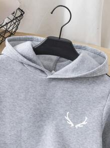 SHEIN Leap Crew 青少年男孩织带图案灰色连帽衫黑色慢跑裤两件套适合上下班通勤、日常休闲、学院旅行、适合运动、适合秋冬季儿童服装运动衫圣诞礼物衬衫万圣节礼物男孩外套红色开衫棕色开衫工装裤短裤 - 灰色 - 查看 3