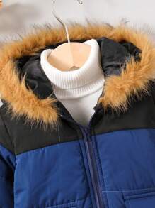 1 pieza Abrigo acolchado con cremallera y capucha de bloques de color para niño bebé, adecuado para otoño e invierno. Esta chaqueta no solo es adecuada para salidas y la escuela, sino también para uso en interiores. Esta chaqueta puede brindar comodidad y calidez a los niños pequeños durante los inviernos fríos. Esta versátil chaqueta es duradera y adecuada para varias ocasiones en la vida diaria de los niños pequeños. - Azul - Ver 4