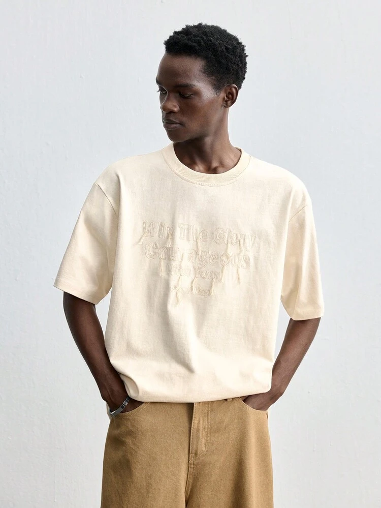 SHEIN Maija Men's 2025 New Arrival Winter Beige Solid Color Loose Fit Round Neck Short Sleeve T-Shirt With English Embroidery, Minimalist Design Suitable For Christmas, Casual, Party, Holiday Gathering, Commuting, New Year, Valentine's Day, Dates