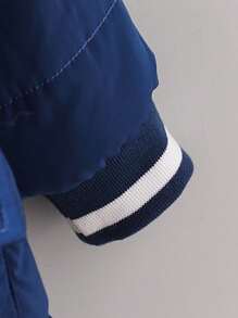 1 pieza Abrigo acolchado con cremallera y capucha de bloques de color para niño bebé, adecuado para otoño e invierno. Esta chaqueta no solo es adecuada para salidas y la escuela, sino también para uso en interiores. Esta chaqueta puede brindar comodidad y calidez a los niños pequeños durante los inviernos fríos. Esta versátil chaqueta es duradera y adecuada para varias ocasiones en la vida diaria de los niños pequeños. - Azul - Ver 3