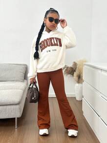 SHEIN 2 件套 Tween 女童羊毛字母刺绣连帽衫和喇叭裤，休闲运动装，学院风 - 卡其色 - 查看 4