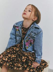 Giacca di jeans corta casual da ragazza, stile boho vintage urban, con dettagli floreali ricamati e orlo grezzo, con chiusura a bottoni e tasche piatte. - Lavaggio chiaro - Visualizzare 5