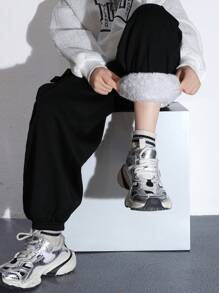 SHEIN Tween Boy 休闲口袋和抽绳腰部宽松纯色针织裤 - 黑色 - 查看 1