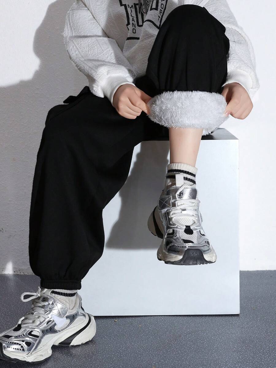 SHEIN Tween Boy 休闲口袋和抽绳腰部宽松纯色针织裤 - 黑色 - 查看 1