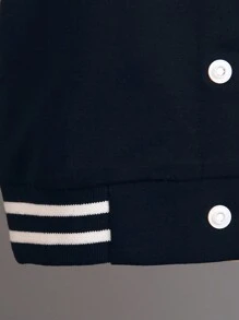 男童两件套：黑色针织上衣，白色袖子，饰有超大“A”字母印花，搭配同色系印花运动裤。罗纹领口、袖口和下摆，穿着舒适。休闲运动风格，适合春秋季节穿着，适合日常、上学、旅行。 - 寶藍色 - 查看 3