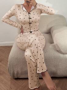 Ensemble de pyjama avec top ajusté et pantalon imprimé en forme de cœur avec décoration nœud papillon