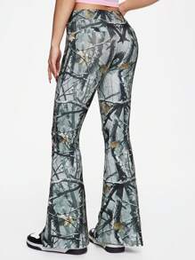 ROMWE Fairycore Pantalones de punto con pierna campana con estampado de camuflaje y graffiti