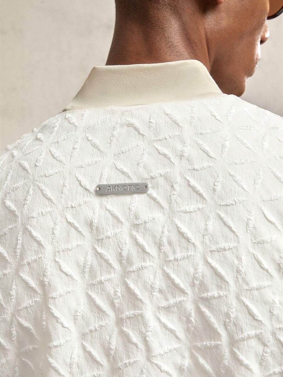 AKNOTIC Business Casual Áo sơ mi nam rộng rãi họa tiết hoa hình học màu trắng, thích hợp mặc hàng ngày với phụ kiện chữ và kim loại - trắng - Xem 1