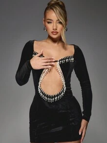 MISSGUIDED Sukienka mini z aksamitu, zdobiona sztucznymi perłami, z wycięciem w łódkę i długimi rękawami