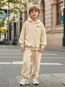 SHEIN Wieloczęściowy zestaw dla chłopców, swobodny, uniwersalny, haftowany napis, luźny, długi rękaw, bluza z kapturem i miękkie, luźne spodnie z mankietami, prosty, ale modny design, wygodny, miękki materiał, odpowiedni do codziennego noszenia, wycieczek, szkoły zimą