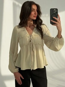 Aloruh 浪漫约会褶皱V领荷叶边宽主教袖宽松衬衫（女款） - 杏色 - 查看 6