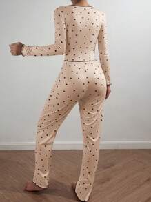 Ensemble de pyjama avec top ajusté et pantalon imprimé en forme de cœur avec décoration nœud papillon