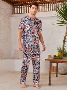 Manfinity Manfinity ChillVibe Men's Floral Print Crew Neck Short Sleeve T-Shirt And Pants Sleepwear Set