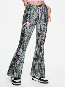 ROMWE Fairycore Pantalones de punto con pierna campana con estampado de camuflaje y graffiti
