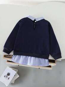 SHEIN Explorewe 少女休闲二合一卫衣设计，领口和下摆饰有蓝白条纹，打造清新活力造型。正面字母印花设计彰显个性与青春活力。柔软舒适的面料使这款卫衣成为日常穿着的理想之选，无论是上学、外出还是休闲活动，都能彰显小朋友活泼时尚的风格。 - 彩色 - 查看 2
