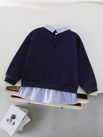 SHEIN Explorewe 少女休闲二合一卫衣设计，领口和下摆饰有蓝白条纹，打造清新活力造型。正面字母印花设计彰显个性与青春活力。柔软舒适的面料使这款卫衣成为日常穿着的理想之选，无论是上学、外出还是休闲活动，都能彰显小朋友活泼时尚的风格。