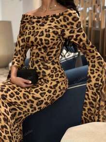 Abito aderente con stampa leopardata, scollo a spalle scoperte, colletto ripiegato e maniche a campana, stile casual