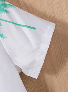 SHEIN Set de 2 piezas de camisa de manga corta con estampado de palmera y pantalones cortos casuales para niño, apto para verano