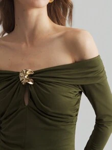 Ontre Groene metalen decoratie off shoulder getailleerde camisole top, stijlvol geschikt voor lente/zomer, nieuwjaarsfeest, winter essentieel