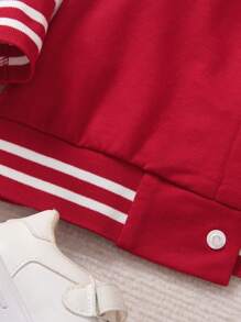 SHEIN Genkimix Kids 2 件套年轻男孩休闲套装，黑色针织上衣，白色袖子，大字母“A”印花，配套印花运动裤，罗纹领、袖口和下摆，松紧腰部穿着舒适，适合春/秋季休闲装、运动、上学、旅行 - 酒紅色 - 查看 6