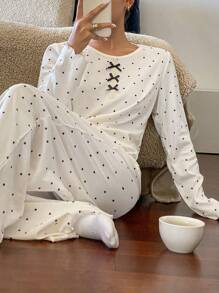 Livesso Conjunto de pijama con estampado de lunares, diseño de dobladillo ondulado y decoración de lazo