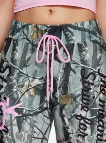 ROMWE Fairycore Pantalones de punto con pierna campana con estampado de camuflaje y graffiti