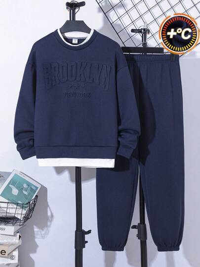 SHEIN 2 件套儿童青少年男童休闲字母 3D 压花图案圆领套头衫和纯色裤子针织 2 件套服装套装，适合通勤、上学、日常休闲、旅行、运动、春夏秋冬，羊毛，加厚