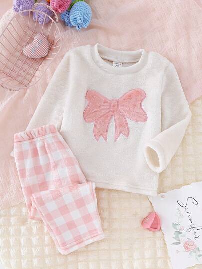 SHEIN Genkimix Kids Conjunto de pijama grueso de 2 piezas para bebé niña con top de manga larga de peluche marfil con bordado de lazo rosa y pantalones de franela a cuadros rosa, para otoño/invierno
