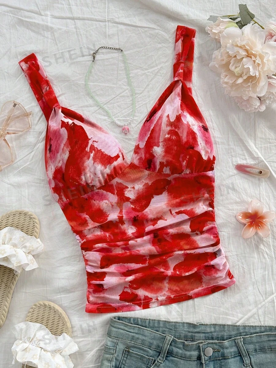 Soleia Camisola informal romántica de vacaciones con tiras, fruncida, efecto estilizador, estampado floral en tono rojo tie-dye, atuendo romántico para el Día de San Valentín, Año Nuevo