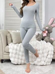 Conjunto de ropa de mujer casual con detalles en contraste de color para mantener el calor