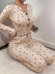 Ensemble de pyjama avec top ajusté et pantalon imprimé en forme de cœur avec décoration nœud papillon
