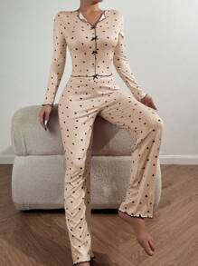Ensemble de pyjama avec top ajusté et pantalon imprimé en forme de cœur avec décoration nœud papillon